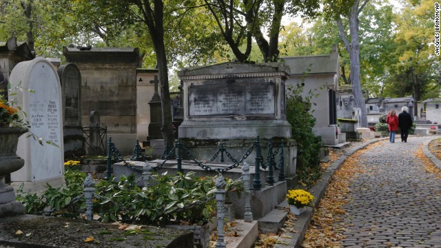 Nghĩa trang Père-Lachaise, Paris. Được xây dựng năm 1804, Père-Lachaise rất vinh dự khi được Hoàng đế Napoleon đích thân khởi công. Trong ngày mở cửa đầu tiên, vị vua nước Pháp lừng danh một thời tuyên bố: “Mọi cư dân đều có quyền được chôn cất ở nghĩa trang này bất kể chủng tộc hay tôn giáo nào”.